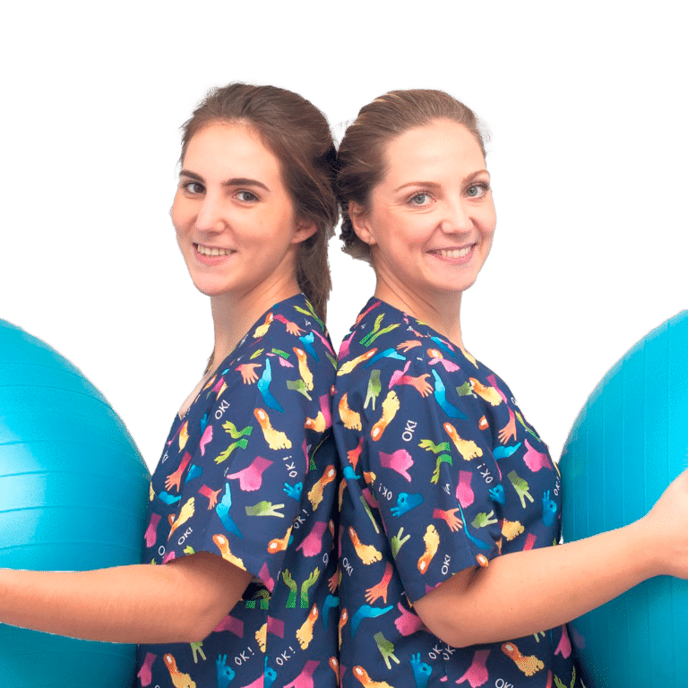 Equipo de fisioterapeutas sosteniendo pelotas de pilates