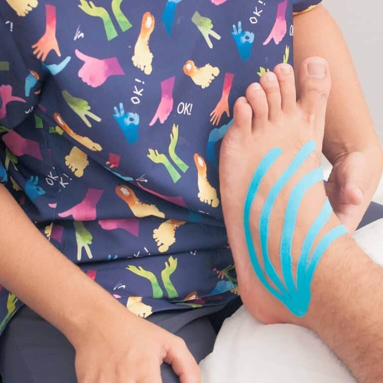 Aplicación de kinesiotape en pie para soporte y alivio del dolor